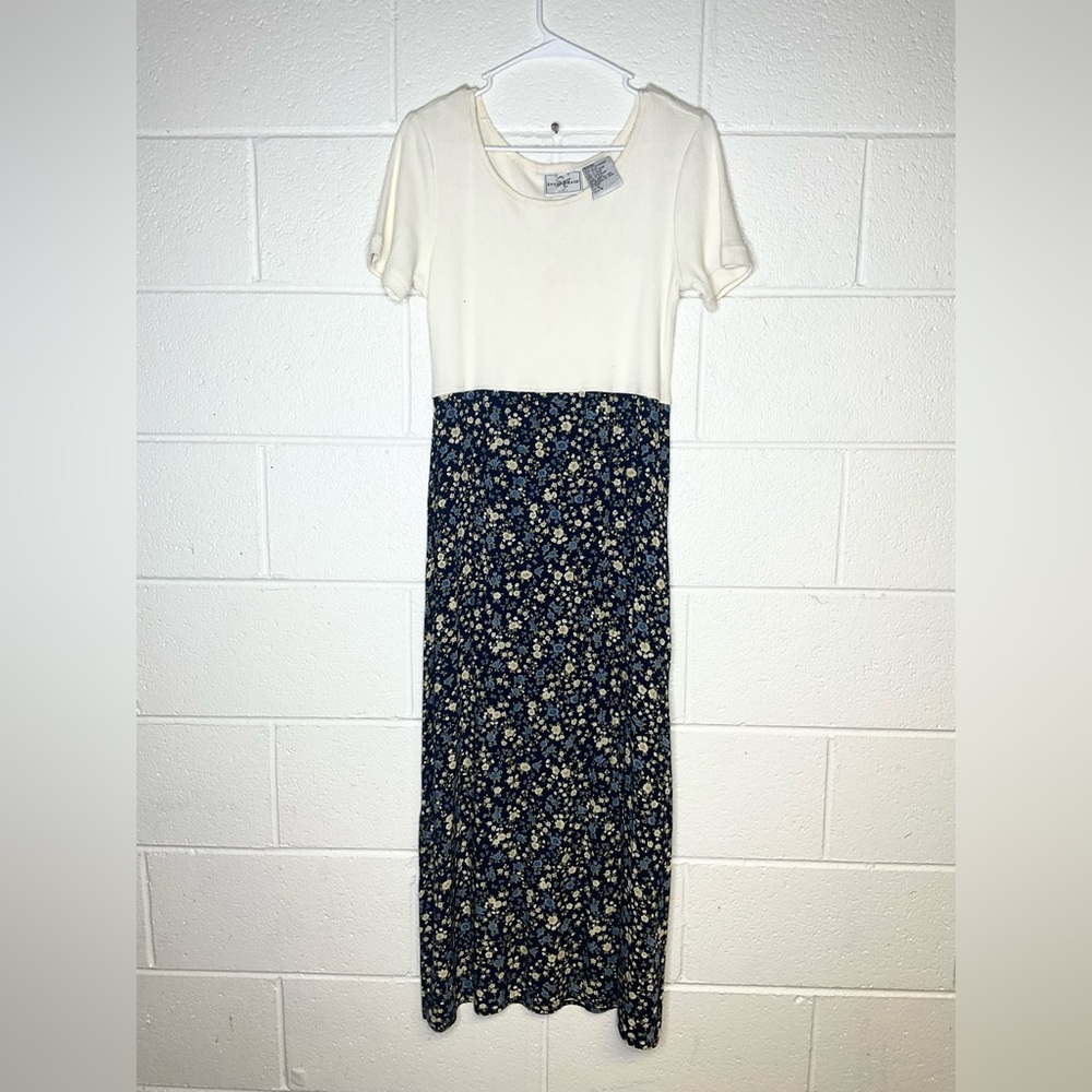 < 80’s Studio Ease Navy and Cream Floral Midi Dress >